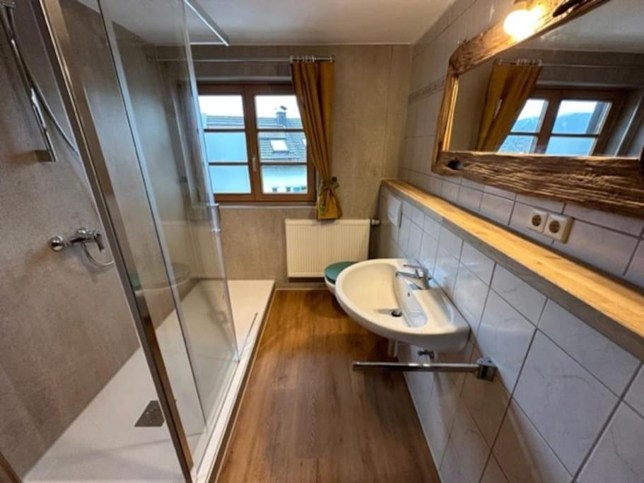 Charmante Farbenfrohe Wohnung Fuer Zwei Фишбахау Экстерьер фото